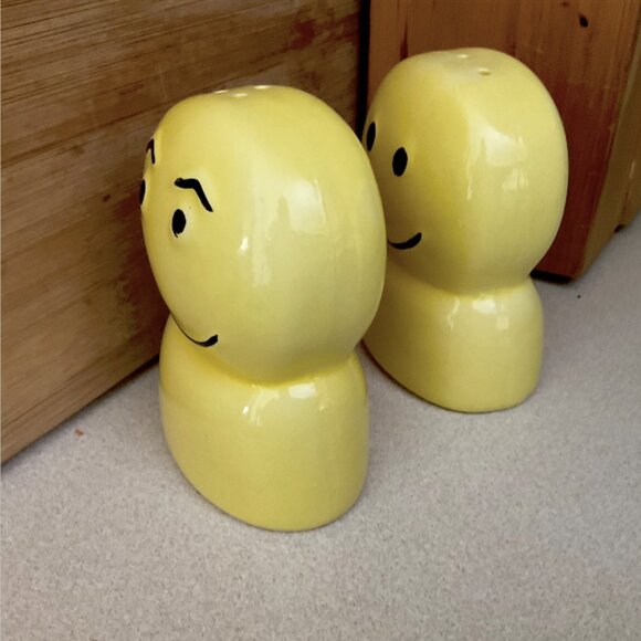 Vintage 60s/70s Smiley Face Happy Yellow Kitsch Salt & Pepper Shakers Oversized - Picture 5 of 8